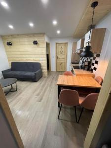 een woonkamer met een blauwe bank en een tafel bij Jagiellońska 7a/1 in Zakopane