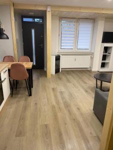 een woonkamer met een tafel en stoelen en een bureau bij Jagiellońska 7a/1 in Zakopane