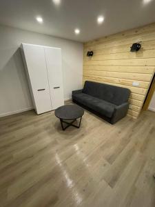 een woonkamer met een bank en een tafel bij Jagiellońska 7a/1 in Zakopane