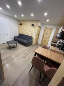 een woonkamer met een bank en een tafel bij Jagiellońska 7a/1 in Zakopane