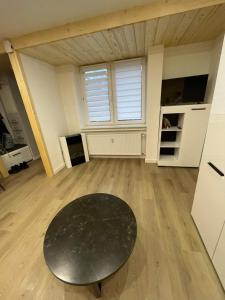 een grote kamer met een zwarte tafel in het midden bij Jagiellońska 7a/1 in Zakopane +5 foto's