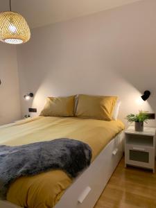 1 dormitorio con 1 cama grande con sábanas amarillas en Allegria Sierra Nevada CAR, en Sierra Nevada