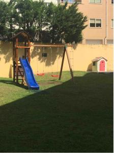 un parco giochi con scivolo in erba di Apartamento Francelos Condominio a Vila Nova de Gaia