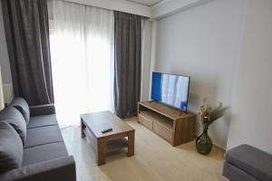 Televízia a/alebo spoločenská miestnosť v ubytovaní C.L.A. 2 City Lux Apartment Alaxandroupoli