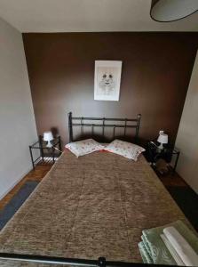 un grande letto in una camera da letto con due lampade di Apartamento Francelos Condominio a Vila Nova de Gaia