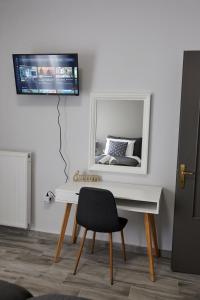 Televízia a/alebo spoločenská miestnosť v ubytovaní C.L.A. 2 City Lux Apartment Alaxandroupoli