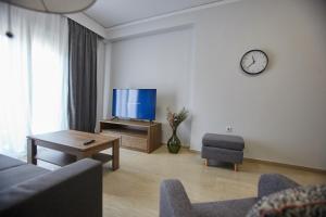 Televízia a/alebo spoločenská miestnosť v ubytovaní C.L.A. 2 City Lux Apartment Alaxandroupoli