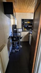 ブライトン＆ホーブにあるQuiet comfortable Patcham studio Free parking Hallway shared with hostの小さなキッチン(テーブル、椅子付)
