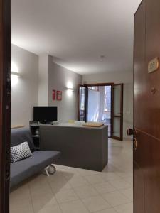 A television and/or entertainment centre at Appartamento mare e pineta