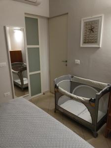 A bed or beds in a room at Appartamento mare e pineta Még 18 kép