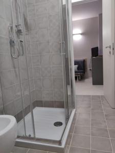 A bathroom at Appartamento mare e pineta