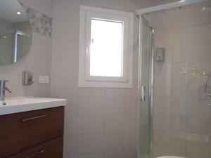 A bathroom at Mercedes Torremolinos Central 2 Bedroom, Sea Views