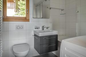 un bagno con lavandino, WC e vasca di Tschiffra OG a Bettmeralp Altre 25 foto