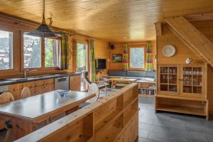 una cucina con pareti in legno e soffitto in legno di Tschiffra OG a Bettmeralp