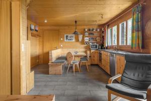 een keuken met een tafel en stoelen in een huisje bij Tschiffra OG in Bettmeralp