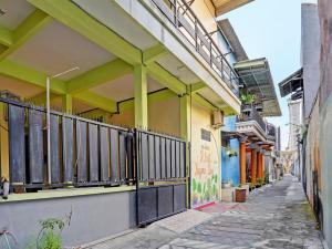 una calle en un callejón con edificios coloridos en OYO Life 91884 Kost Kusuma Dewi Syariah, en Sidoarjo