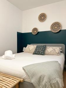 Un dormitorio con una cama con una pared de acento azul en Le Botanique * Hypercentre * Netflix en Toulouse