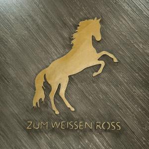 een houten paard met de woorden zim westernweerstaat bij Hotel Zum Weissen Ross in Delitzsch
