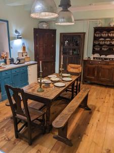 uma cozinha com uma mesa de madeira com uma vela em House of secrets em Morlaix