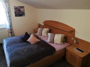 A bed or beds in a room at Ferienwohnungen Oranhof