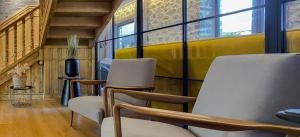 - un salon avec des chaises et un mur jaune dans l'établissement Hotel Arimune, à Bakio