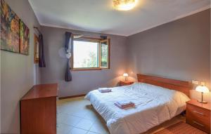 a bedroom with a large bed and a window at Nice Apartment In Aprilia Marittima in Aprilia Marittima