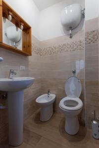une salle de bains avec toilettes et lavabo dans l'établissement Vico Antico, à San Martino dʼAgri 11 autres photos