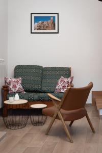 ein Wohnzimmer mit einem Sofa und einem Tisch in der Unterkunft Vico Antico in San Martino dʼAgri