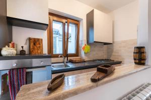 une cuisine avec un évier et un plan de travail dans l'établissement Vico Antico, à San Martino dʼAgri