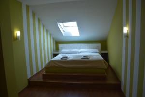 een kleine slaapkamer met een bed met een dakraam bij Lagunas Ruidera 15 Agua y Placer in Ruidera