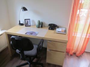 an office with a desk with a chair and a lamp at Huize Ruurlo in Ruurlo