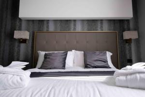 Divina Charme في ماسكالوتشا: غرفة نوم بسرير كبير عليها شراشف ووسائد بيضاء