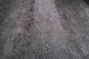 una strada bagnata con gocce di pioggia di Divina Charme a Mascalucia