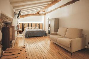 a bedroom with a bed and a couch at Hotel Arimune in Bakio