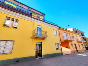 een geel gebouw aan de straatkant bij Alba la capitale delle Langhe in Alba