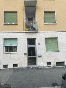 een gebouw met twee ramen en een deur bij Appartamento Farfalla Sara pala inalpi in Turijn
