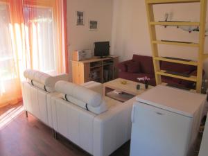 - un salon avec un canapé blanc et une table dans l'établissement Huize Ruurlo, à Ruurlo