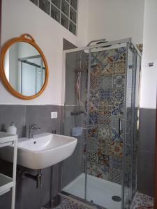 uma casa de banho com um chuveiro e um lavatório. em Appartamento fronte mare costa dei trabocchi em Vasto