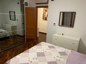 una camera con letto e specchio di Casa Blues Parco Leonardo a Porto