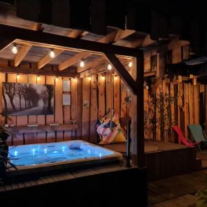 Басейн в wellness chalet met jacuzzi, sauna, omheinde tuin, або поблизу