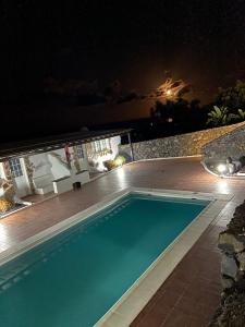 una piscina en un patio trasero por la noche en Club JM Lanzarote en Tabayesco