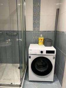 eine Waschmaschine in einem Badezimmer mit Dusche in der Unterkunft Krásny byt v širšom centre mesta komplet zariadený in Kysucké Nové Mesto