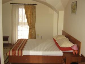 a bedroom with a large bed with a window at Hotel Transit in Oradea