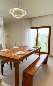 Flora chalet في Ḩifrī: غرفة طعام مع طاولة وكراسي خشبية كبيرة