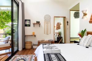 1 Schlafzimmer mit einem weißen Bett und einem Balkon in der Unterkunft La Prometida in Puerto Viejo