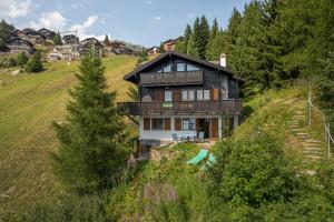 een huis aan de zijkant van een heuvel bij Tschiffra EG in Bettmeralp