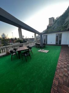 a patio with green grass and a table and chairs at Beb dell arechi in Salerno