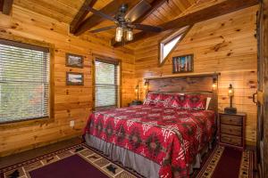 Ένα ή περισσότερα κρεβάτια σε δωμάτιο στο Ridge View Lodge - Nature and Mountain View - Hot tub - Firepit - Yard - Games