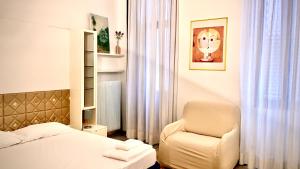 a bedroom with a bed and a chair at Apartment Odesos in Venice