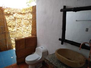 バリチャラにあるCabaña Santa Sofiaのバスルーム(トイレ、木製シンク付)